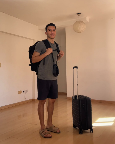 Keny Betancourt con su mochila y una maleta